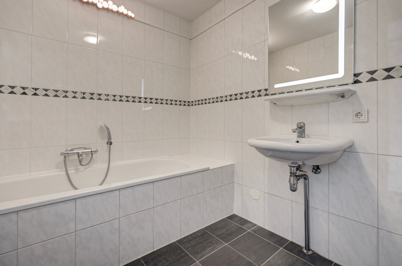 Energiezuinige (A-label) en instapklare 6-kamer tussenwoning met lichte woonkamer, moderne keuken, vijf slaapkamers, zonnige onderhoudsvriendelijke tuin met achterom en gelegen op eigen grond. 