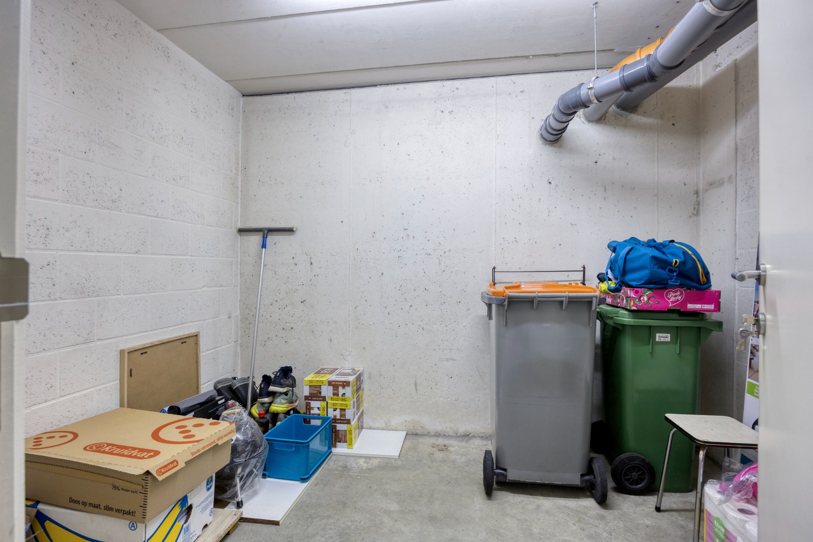 Gelijkvloers appartement met 2 slpk, 2 parkings en 2 kelderbergingen. 