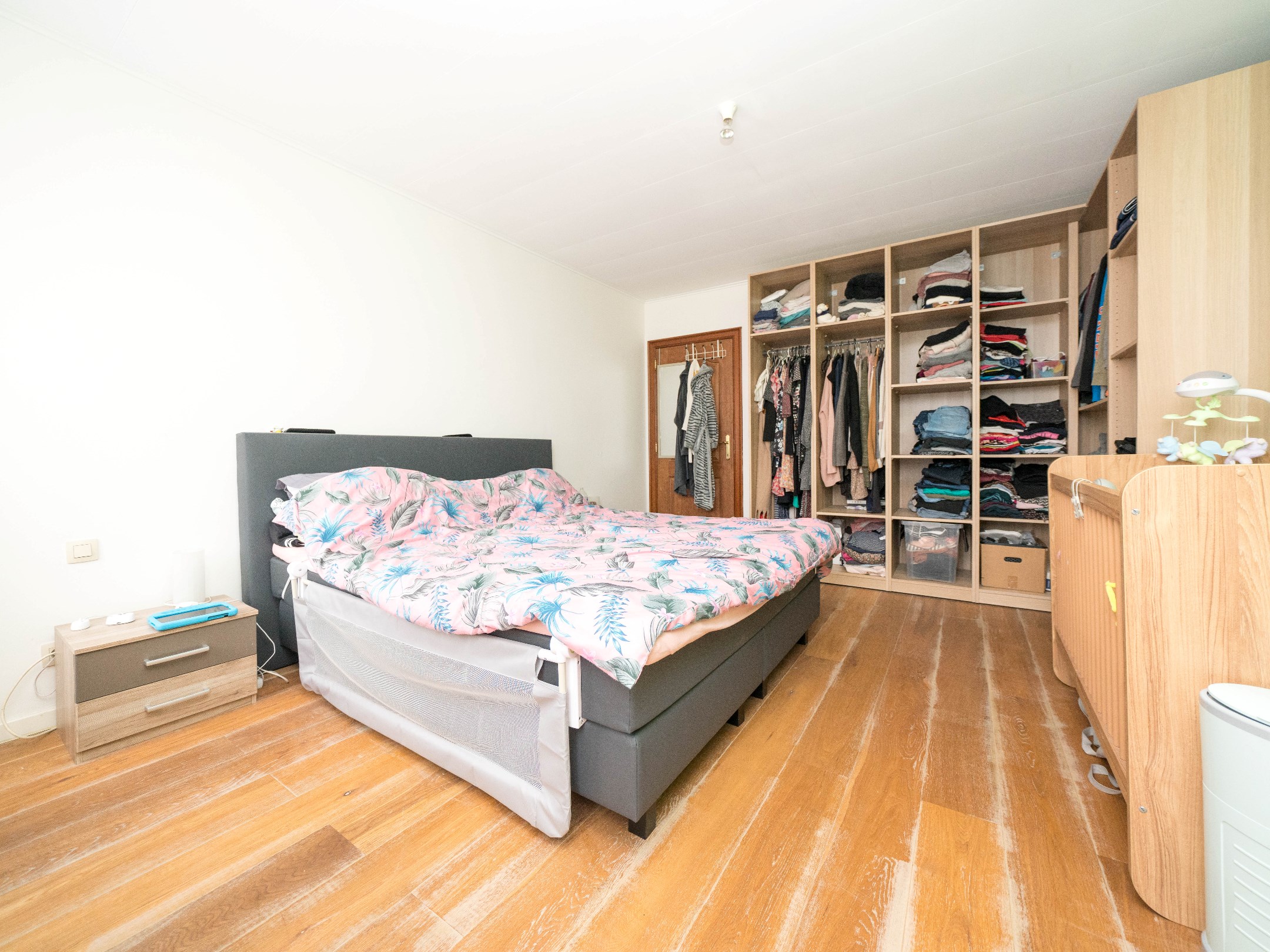 Zeer grote, instapklare woning met 6 kamers en 2 badkamers 