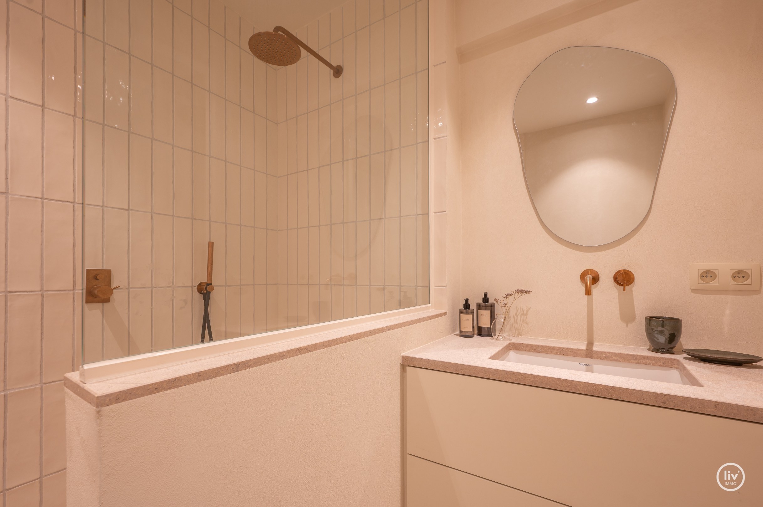 Appartement de 2 chambres élégamment rénové, idéalement situé près du Zoute. 