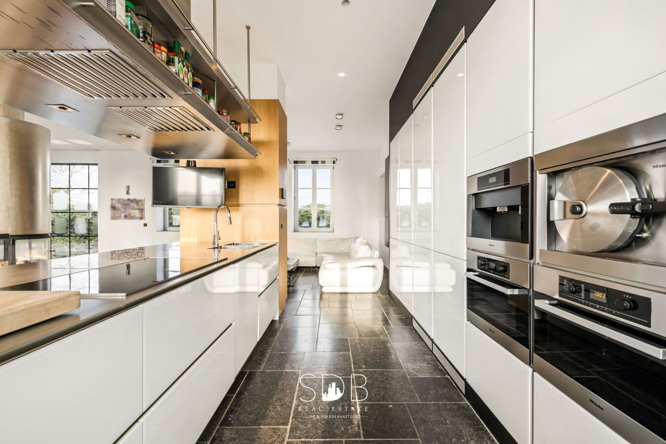 Prachtige villa in hoevestijl met bijgebouwen op 3.973m² 