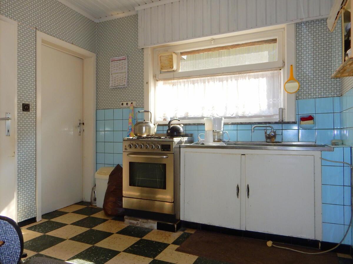 Op te knappen vrijstaande woning 