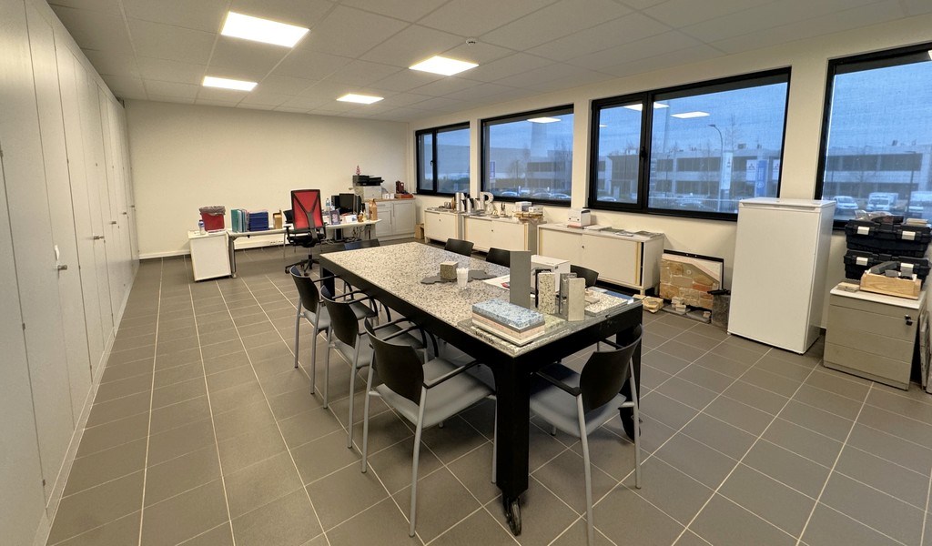 Logistieke loods met kantoor te huur in Bornem