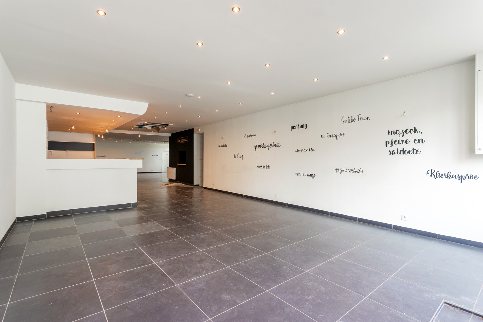 Handelsruimte met woonst op een gunstige ligging 