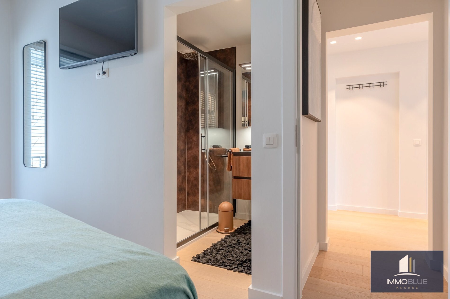 Situé dans un endroit calme, cet appartement entièrement rénové offre une vue dégagée sur les villas. 