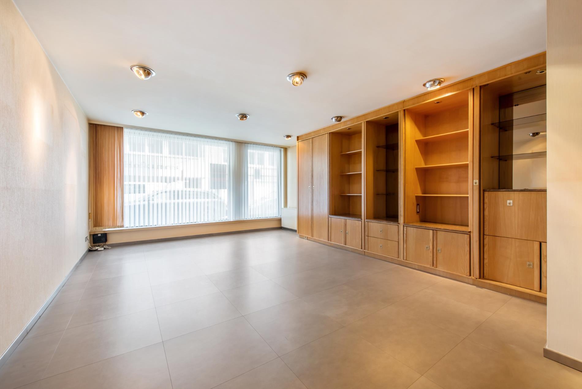 RUIM 2 SLP APP. MET TUIN GELEGEN CENTRUM OOSTENDE NABIJ ZEE 