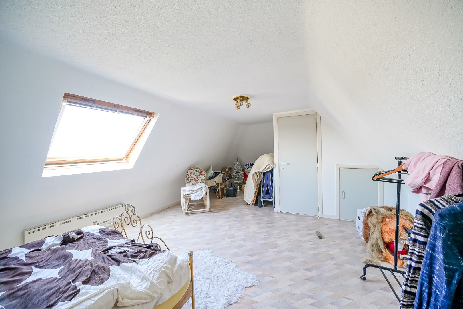 Opbrengstwoning met 2 verhuurde appartementen, tuin en 2 garages in Stene 