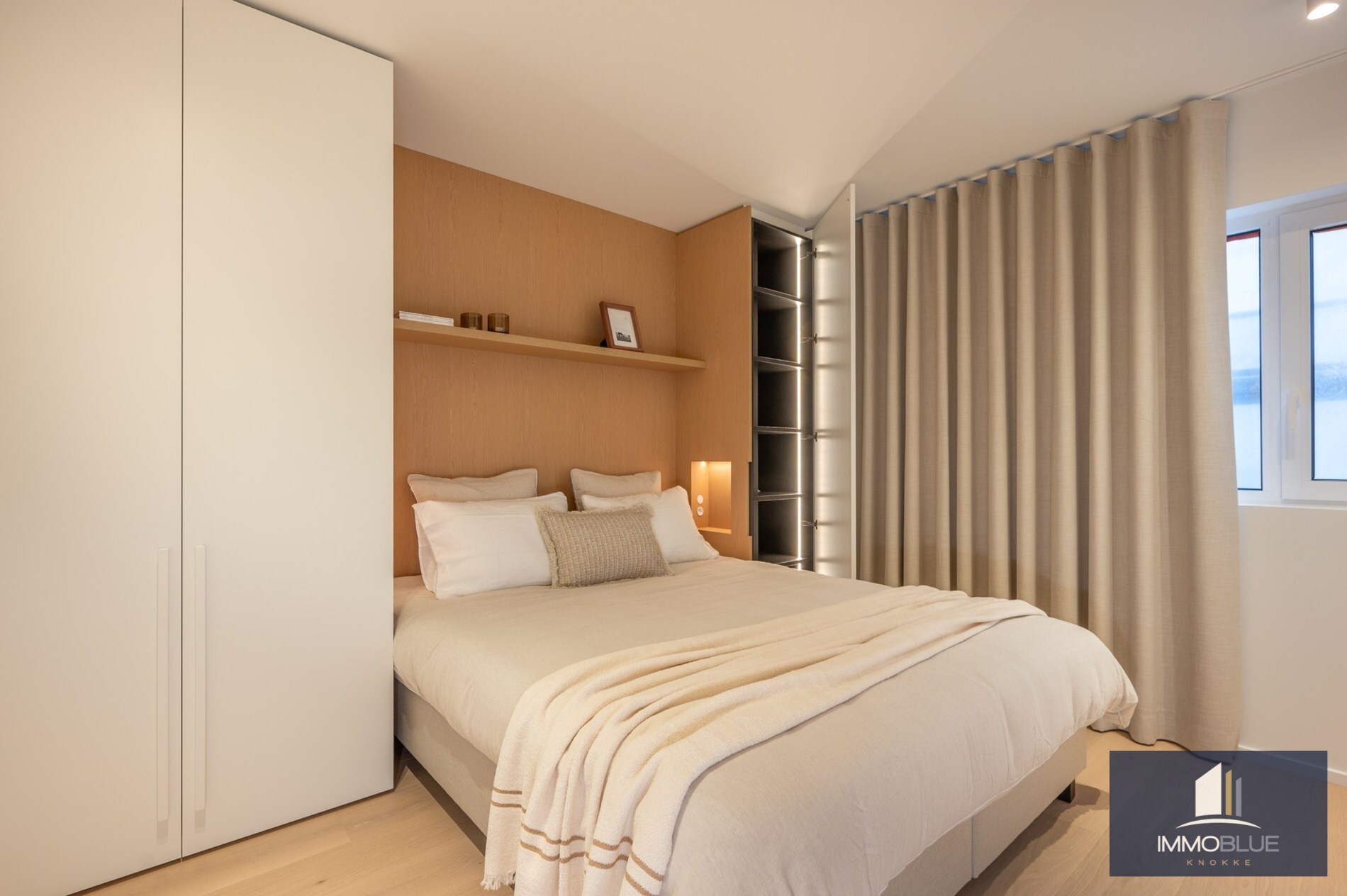 Stijlvol volledig gerenoveerd appartement in een vernieuwde residentie gelegen op een boogscheut van de zee en het commercieel centrum. 