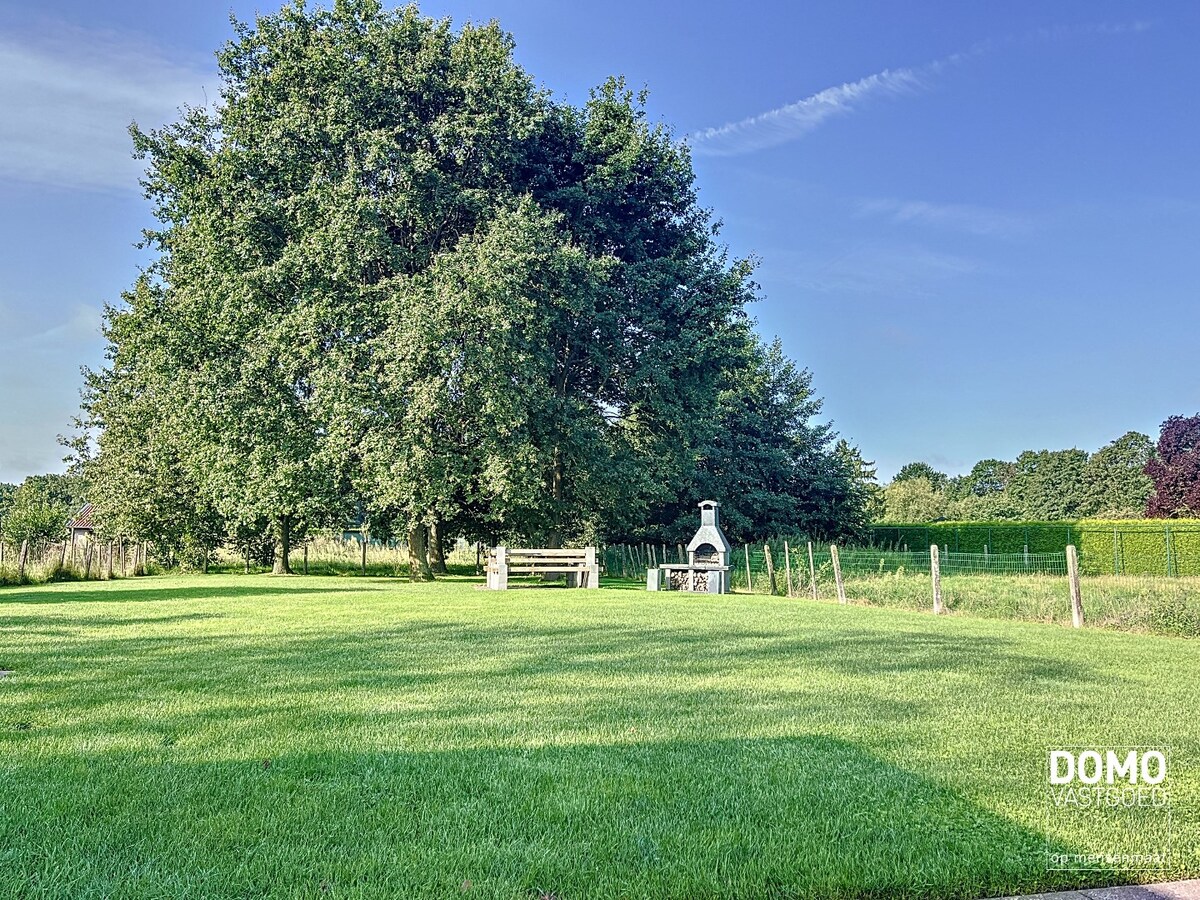 Luxe duplex appartement met terras, garage en 2 slaapkamers in Beverst - Volledig bemeubeld. 