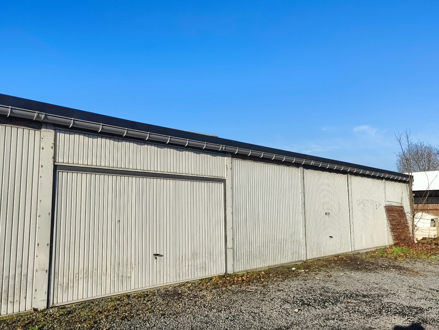 centraal gelegen loods van 220m² met 2 inrijpoorten 