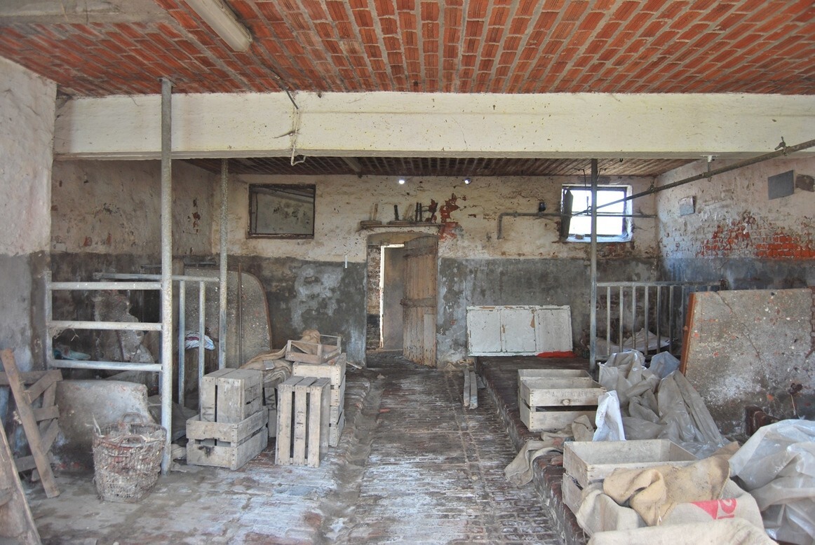Te renoveren hoeve met stallingen op 9.333m² (+ev. 5ha) te Deinze 