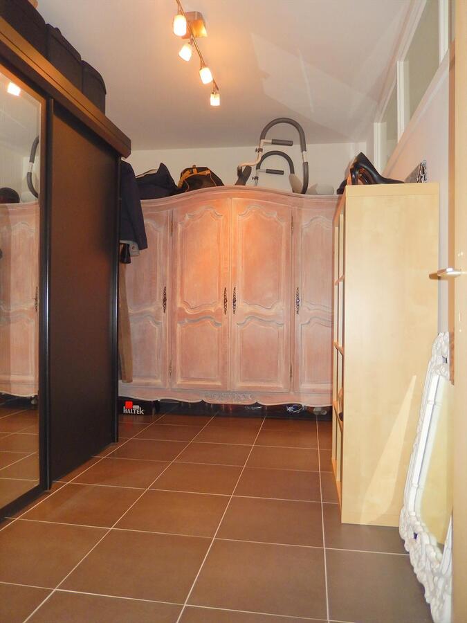 Instapklaar volledig vernieuwd appartement in centrum Varsenare met garage 