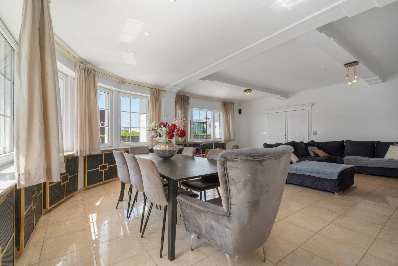 Stijlvolle villa met 5 slaapkamers op mooi perceel van 1325m² 