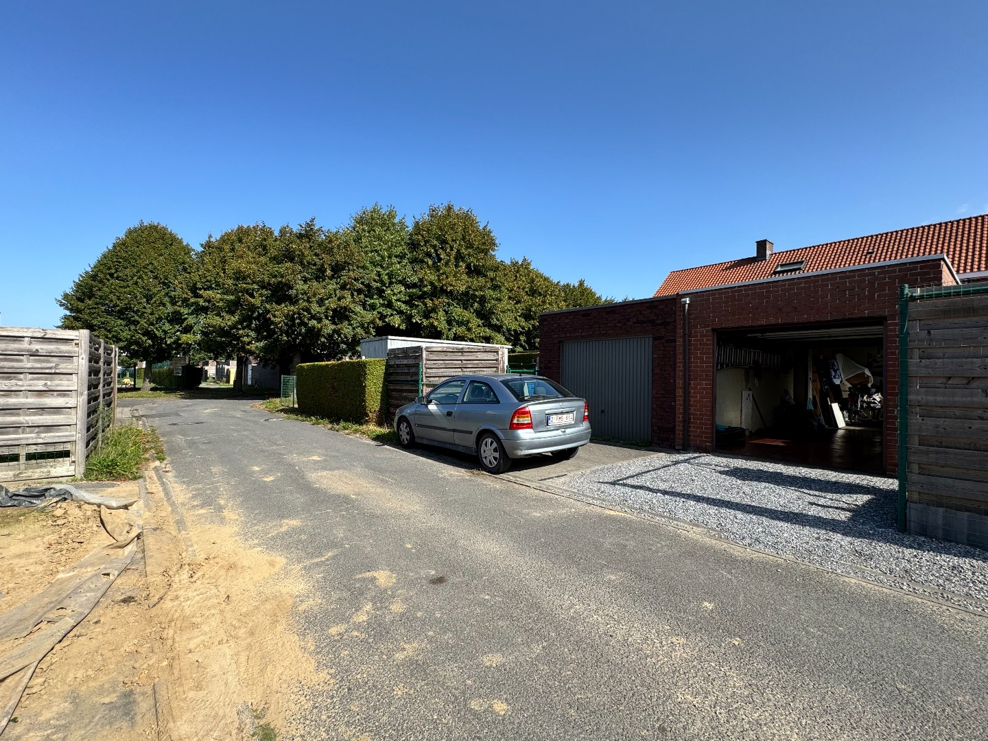Gezellige woning met stadstuin, garage en uitweg langsachter. 