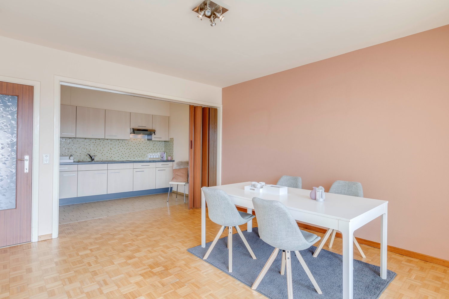 Centraal gelegen ruim appartement met optioneel een garage. 