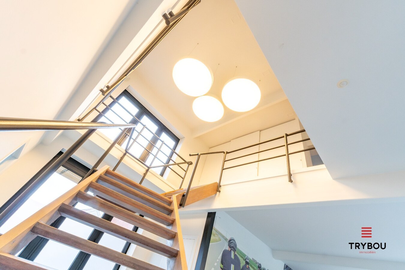 Groot kantoorgebouw op toplocatie te Ieper 