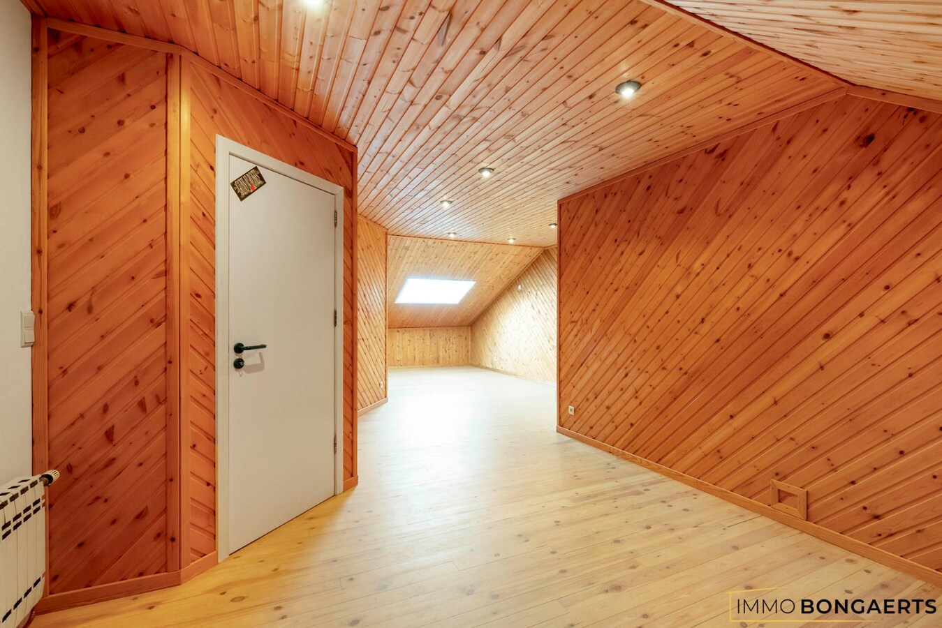 Ruime woning met 3 slaapkamers, tuin, terras en garage. 