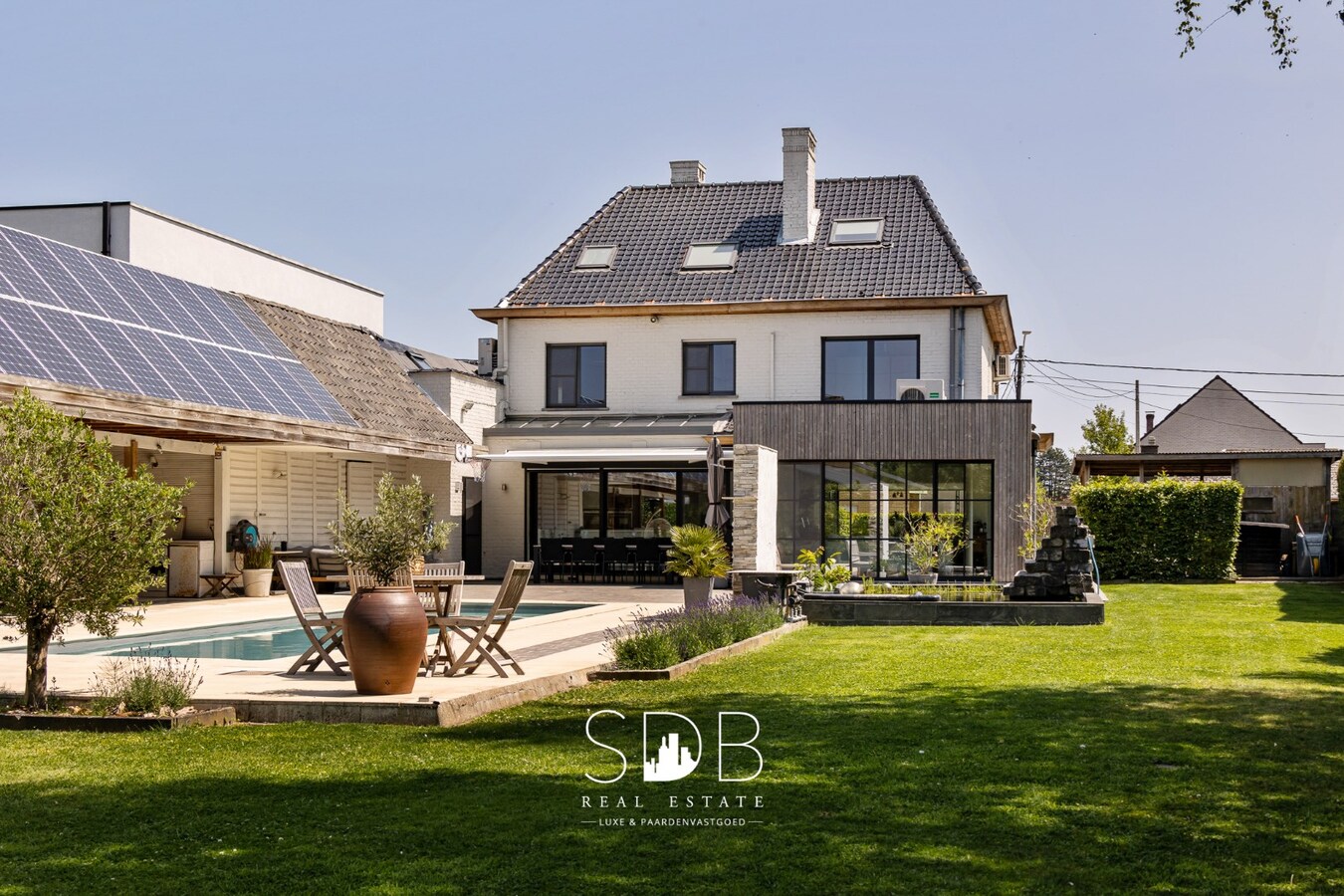 Prachtige hedendaagse villa met gezinstuin en zwembad op 1.387m² 