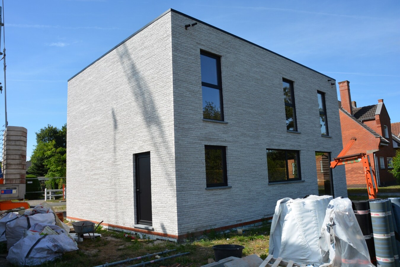 Nieuwbouwwoning op 416 m² – volledig naar eigen smaak af te werken 