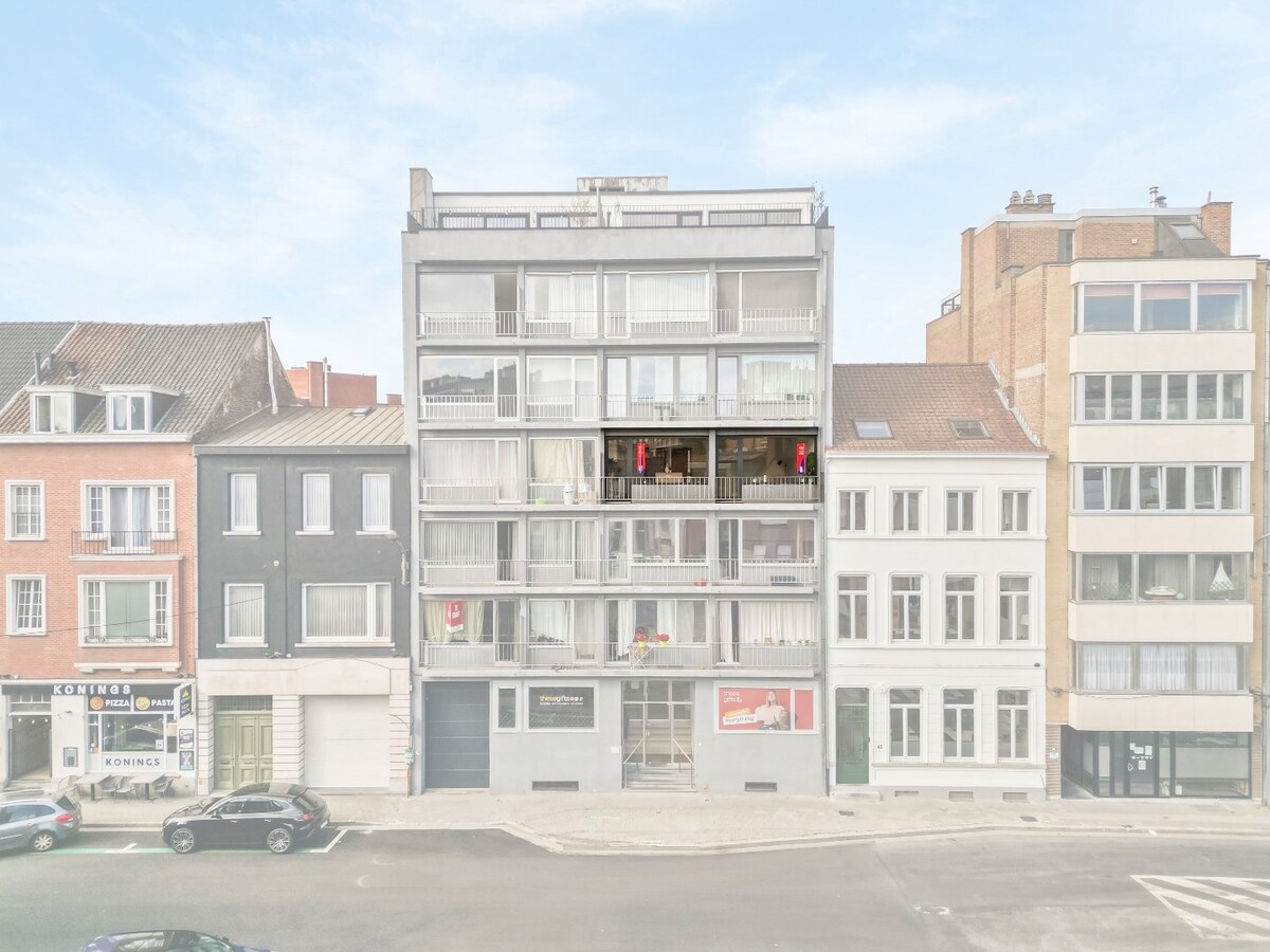 Prachtig 2-slaapkamer appartement (100m2)  met terras en garage te Kortrijk ! 