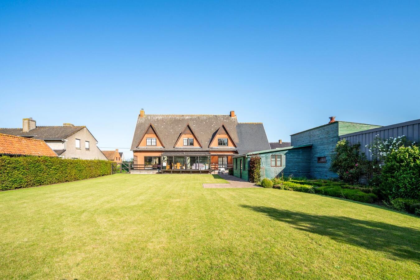 Grote woning met 6 slaapkamers en atelier op 2645 m² te Koekelare 