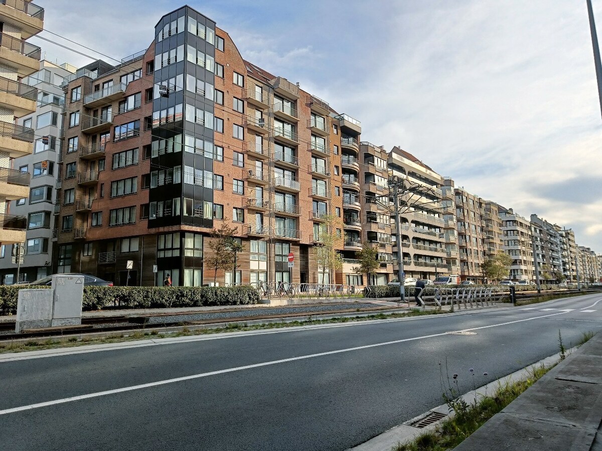 Uitzonderlijk hoekappartement met zijdelings zeezicht 