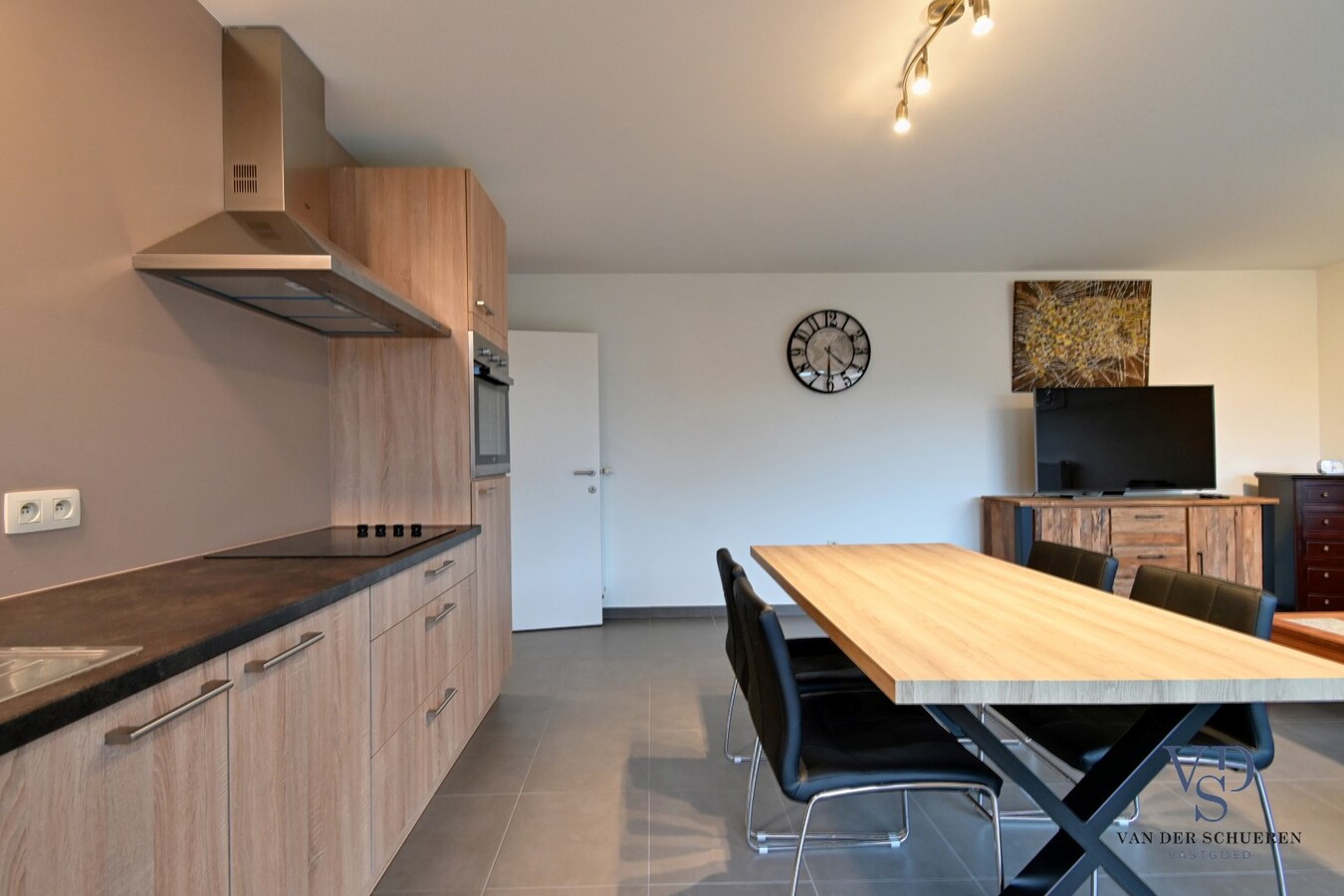 Ruime (!!) en recente assistentie-flat incl. overdekte staanplaats. 