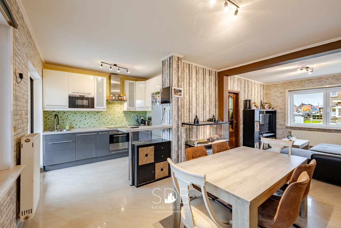 Instapklare half open bebouwing met gezinstuin 