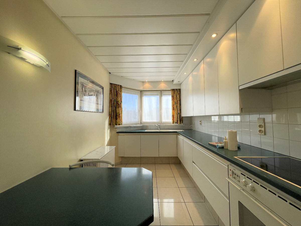 Ruim appartement met twee slaapkamers en garage te centrum Roeselare 