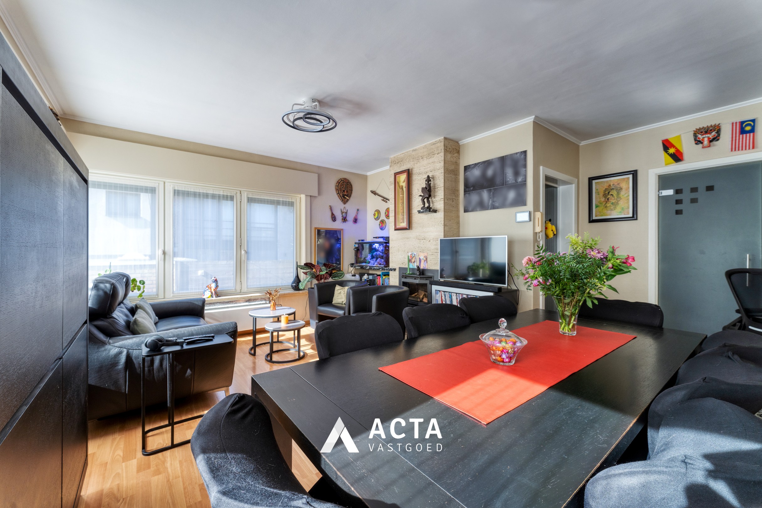 Halfopen bebouwing met vier slaapkamers en dubbele garage in Mariakerke 