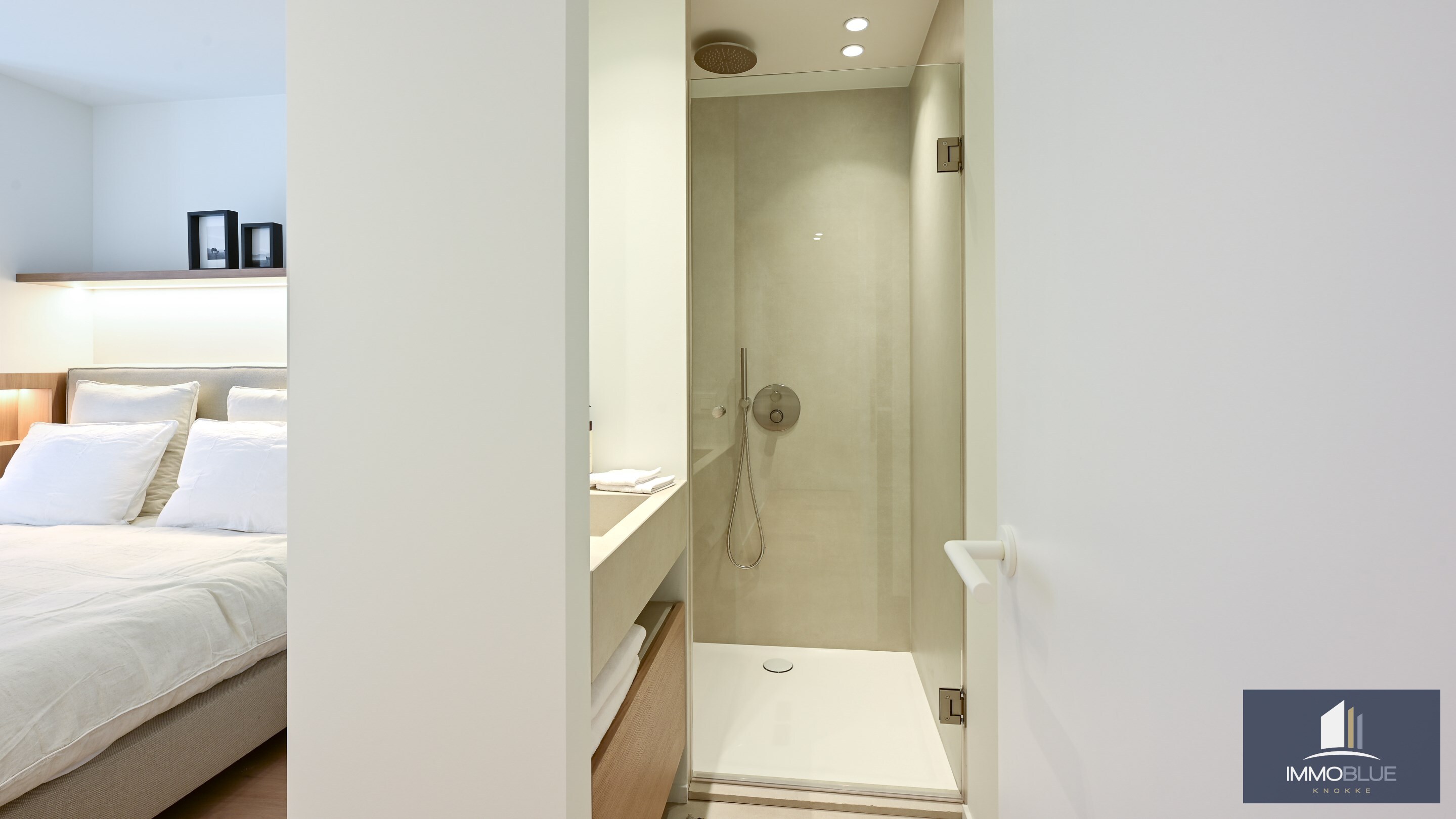 Volledig gerenoveerd appartement met zijdelings zeezicht. 