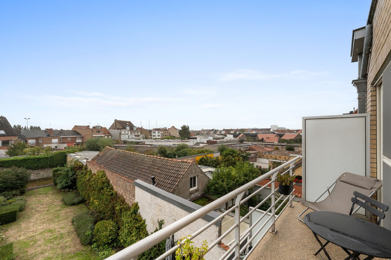 Instapklaar appartement met prachtig open en groen zicht nabij de zeedijk van Heist. 