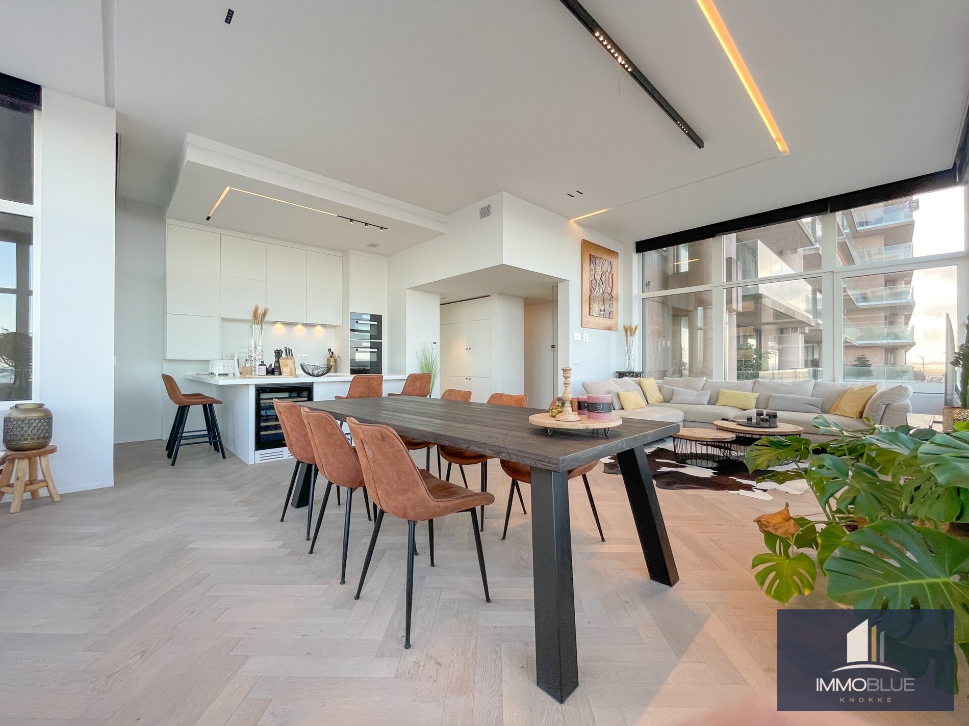 Uitzonderlijk, luxueus afgewerkt hoekappartement met frontaal zeezicht. 