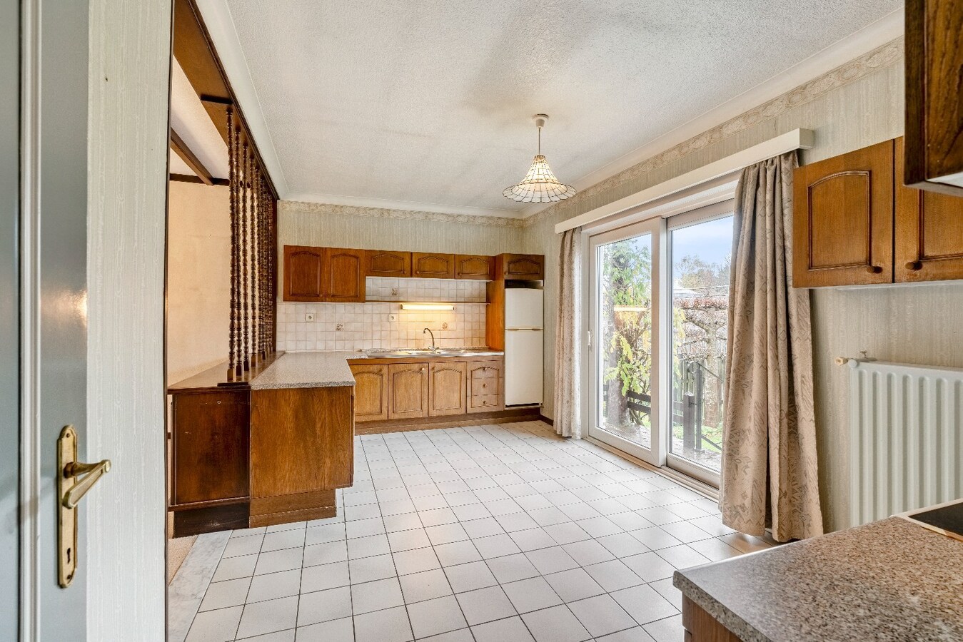 Te renoveren karakteristieke bungalow, 3 Slpk, ruime kelder met garage, op toplocatie 