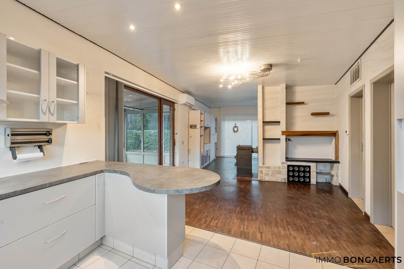 Gelijkvloerse woning met polyvalent bijgebouw 