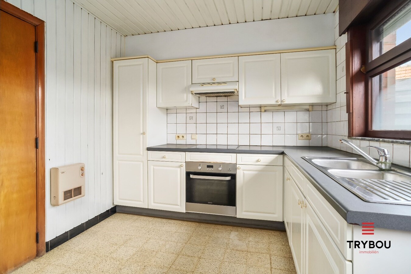 Halfopen woning met drie slaapkamers op ruim perceel van 770 m² 
