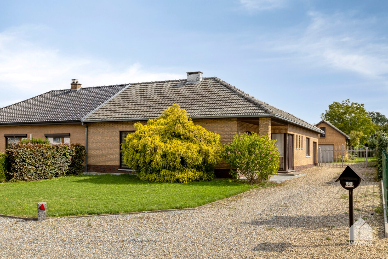 Te renoveren, gelijkvloerse woning op 13a 60ca met 2 slpk en garage. 