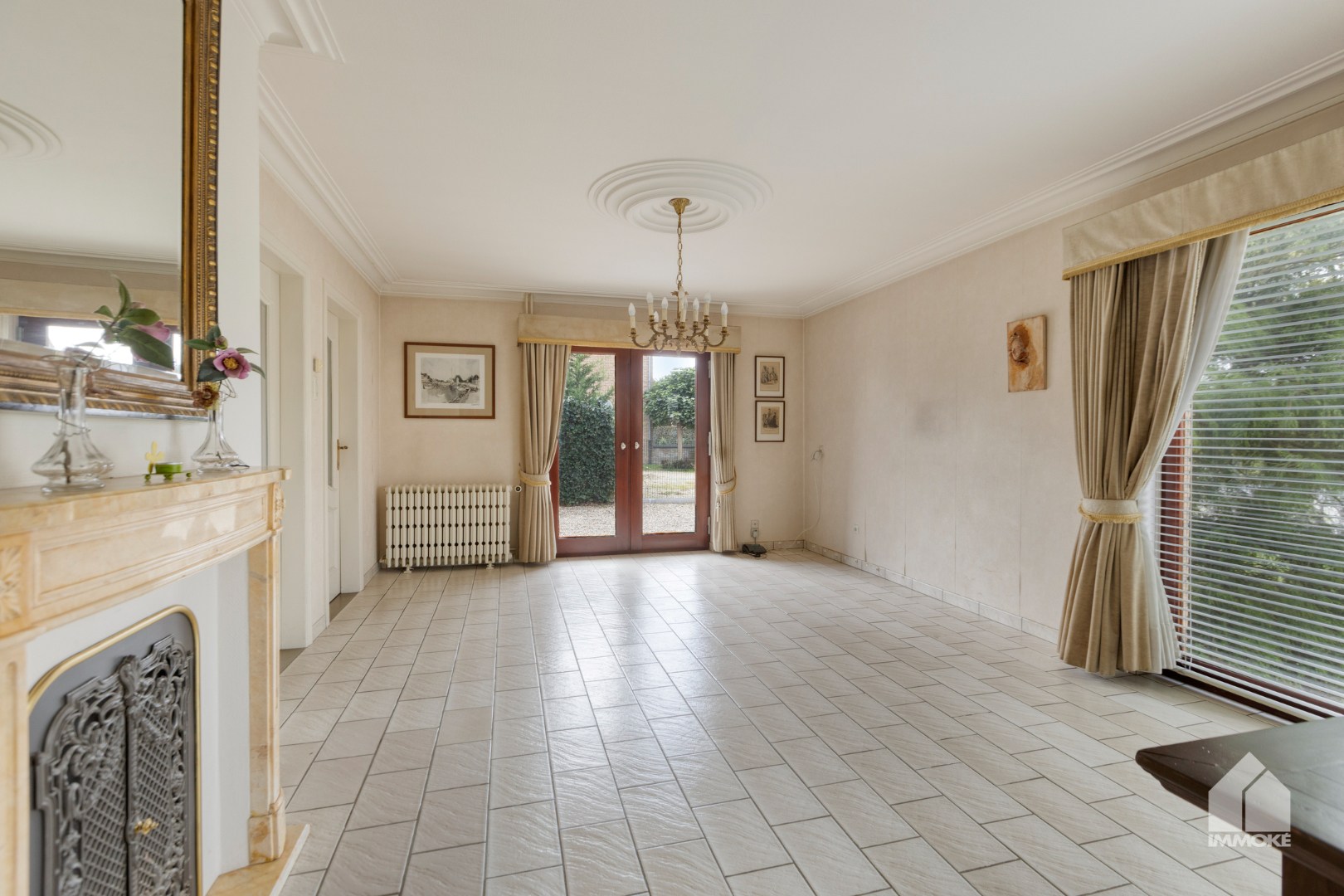 Te renoveren, gelijkvloerse woning op 13a 60ca met 2 slpk en garage. 