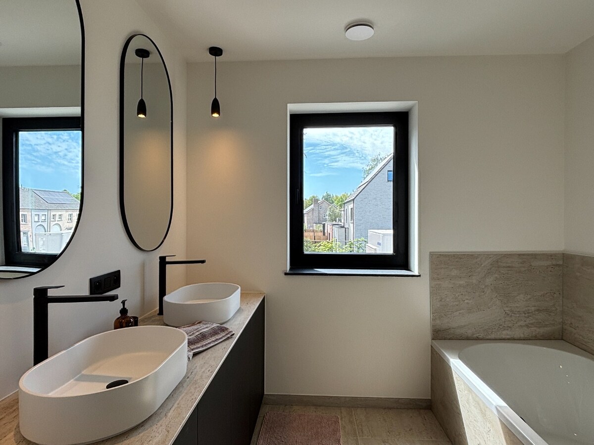 Nieuwbouwwoning met West-tuin in het centrum van Schilde 