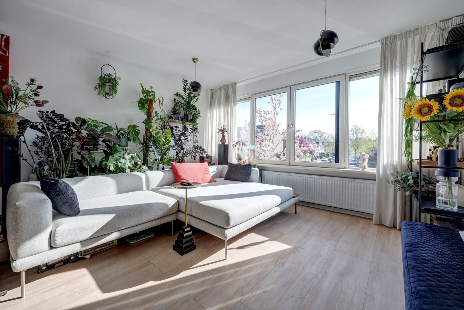 Woon-aanbieding 2 voor de prijs van één! Verrassend ruime 5-kamer woning, zonnige achtertuin, 2 keukens, 2 badkamers, parkeergelegenheid voor de deur.. 