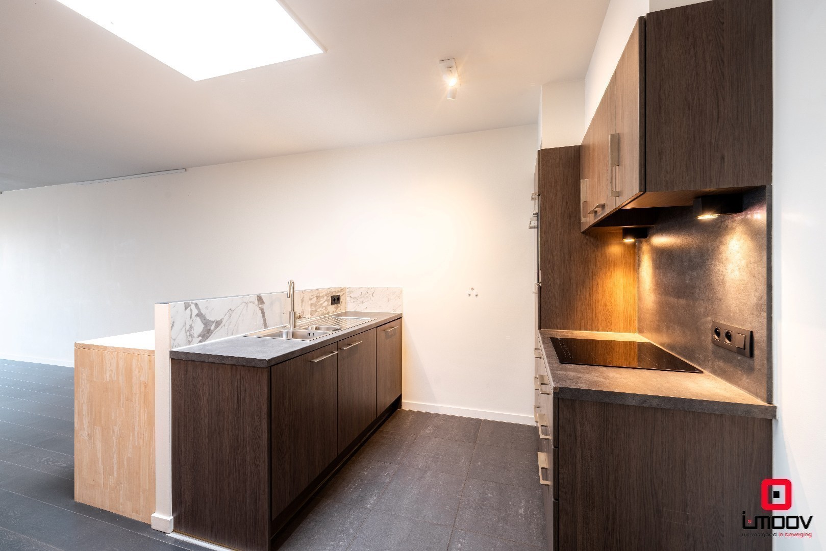 Lichtrijk en modern tweeslaapkamer appartement met groot terras in Oostakker 