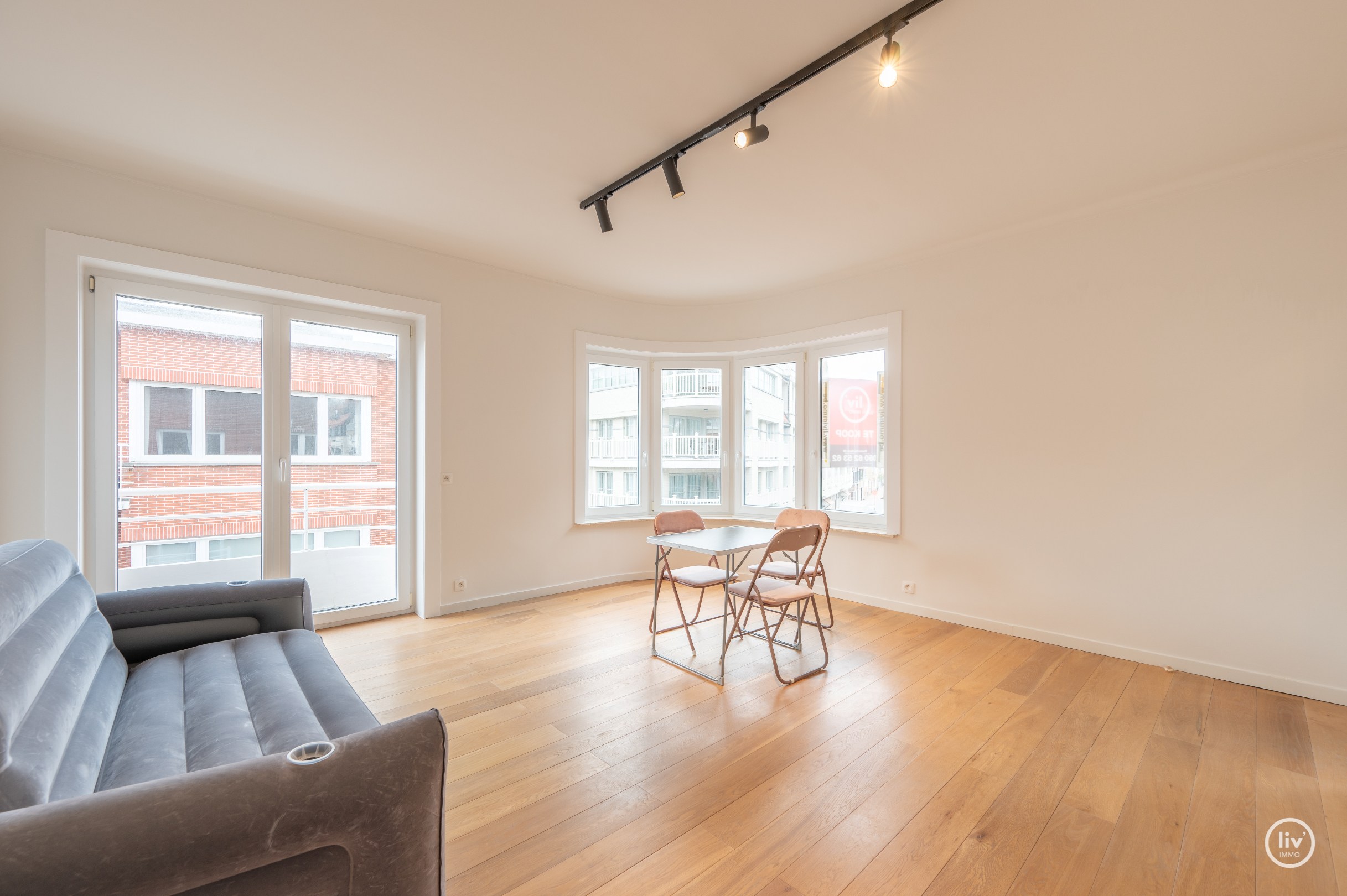 L'appartement d'angle est idéalement situé sur la Zoutelaan à Knokke, à proximité des magasins, de la plage et de toutes les commodités. 