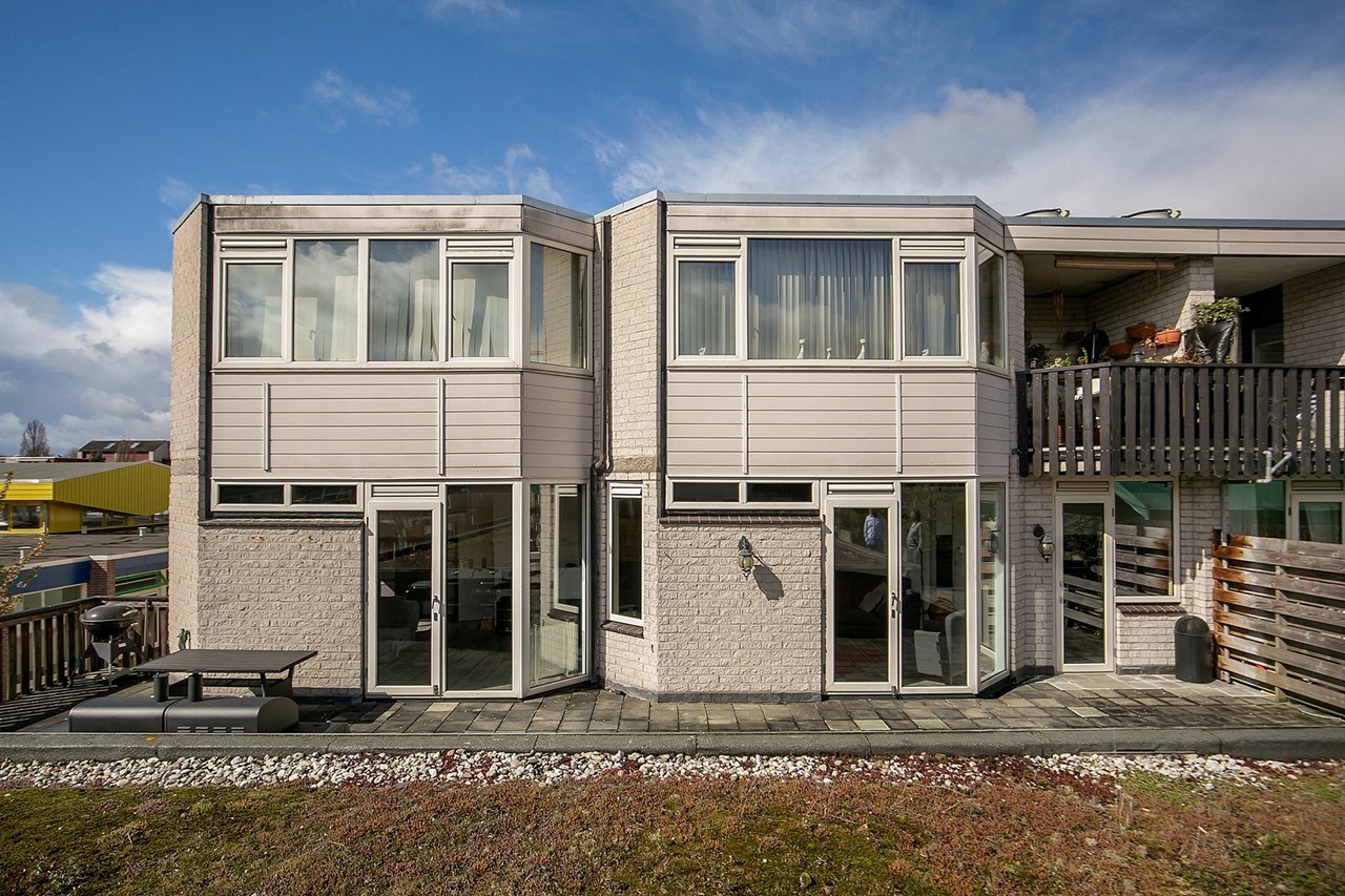 Ruime 4- (voorheen 5) kamer woning op 1e etage met riant terras van 45 m² en een berging en overdekte parkeerplaats op begane grond. 