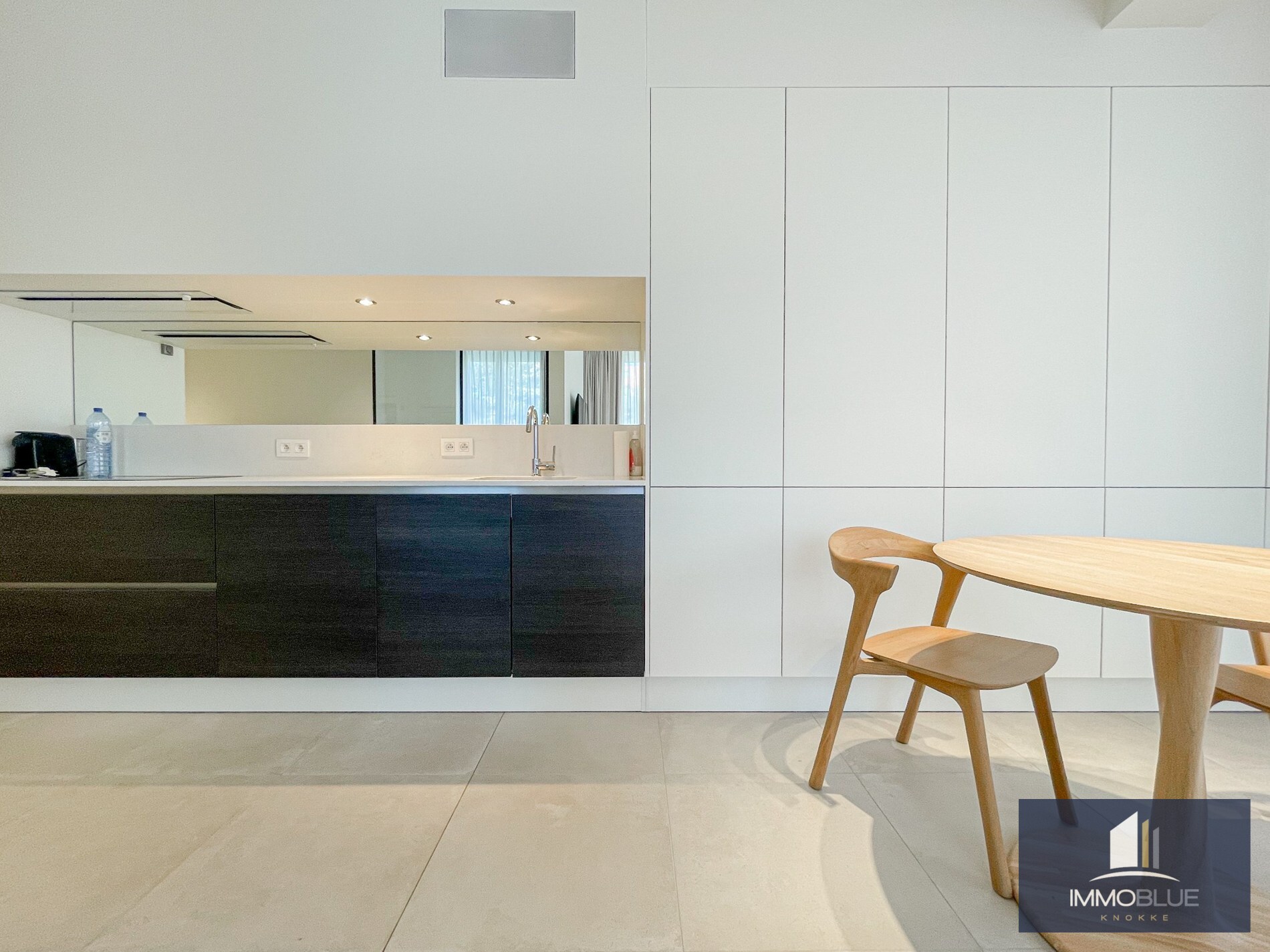 Subliem smaakvol ingericht hoek appartement gelegen in een recente residentie. 