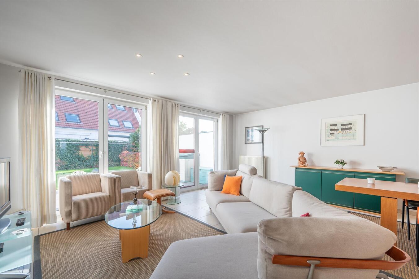 Goed gelegen woning met 4 slaapkamers, tuin &amp; parkeerplaats te Duinbergen 