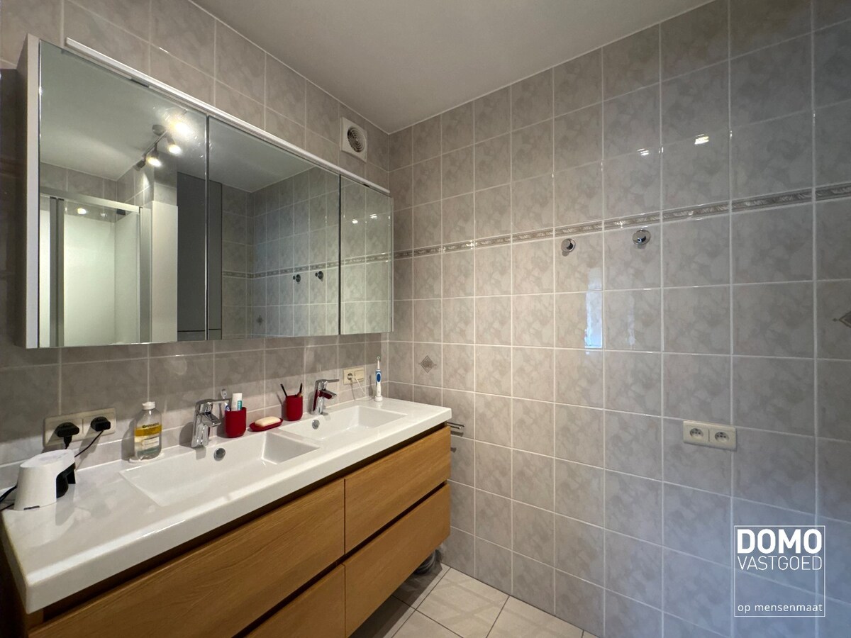 Ruim appartement van 121 m² met drie slaapkamers, twee terrassen en privatieve garagebox op toplocatie in Hasselt 