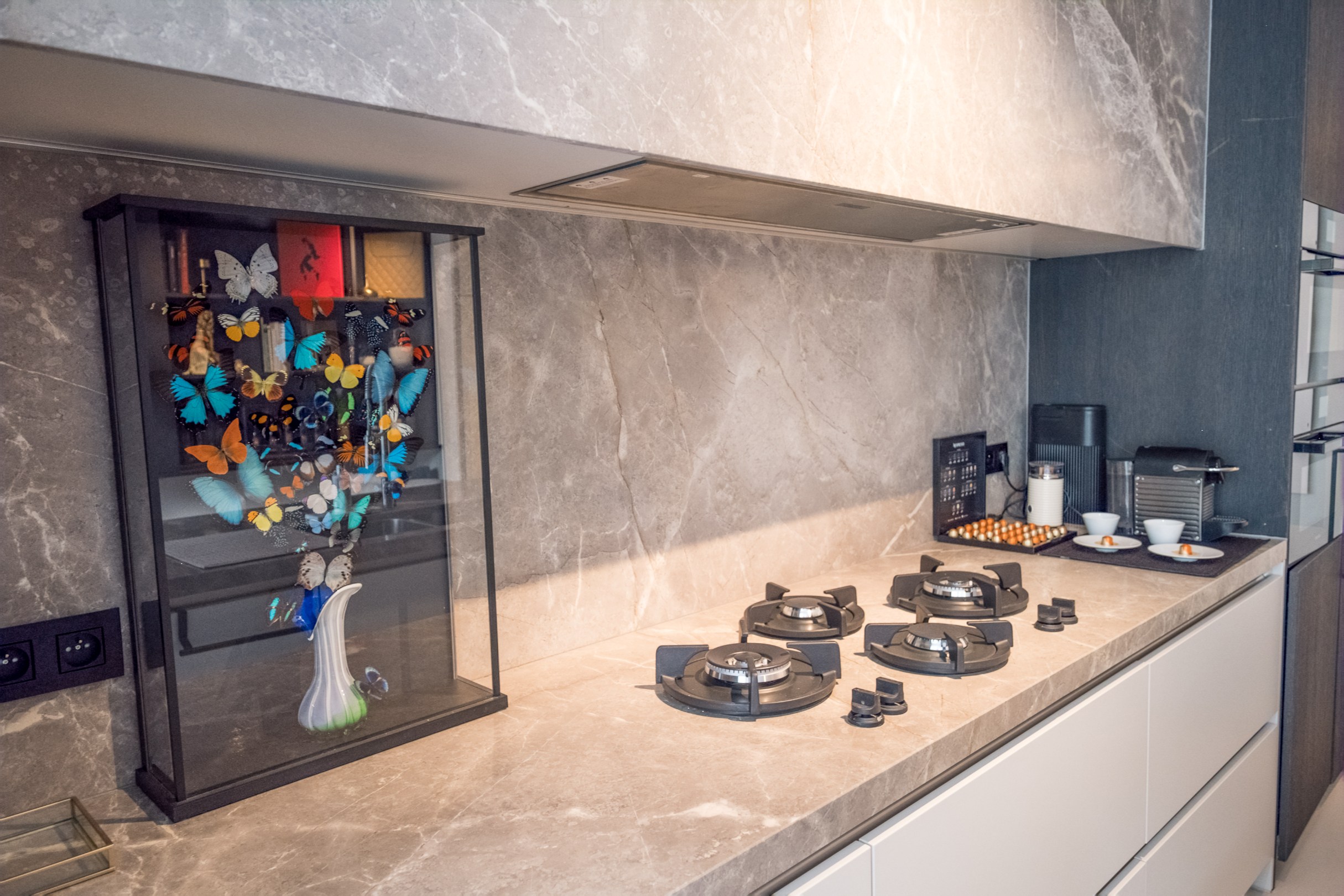 Dans un emplacement de choix, à quelques pas de la mer, se trouve cet appartement exclusif de plain-pied avec un jardin exceptionnellement spacieux et ensoleillé. Une combinaison rare de vie privée, d 