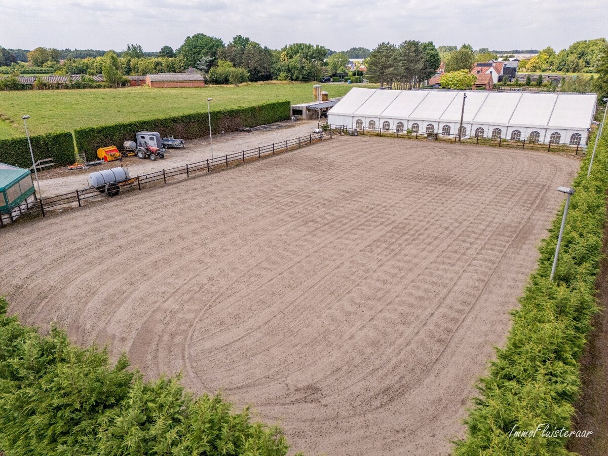 Hippisch complex op ca. 1,9 ha te Rijkevorsel Vergunning voor binnenpiste (60m x 30m) aanwezig! 