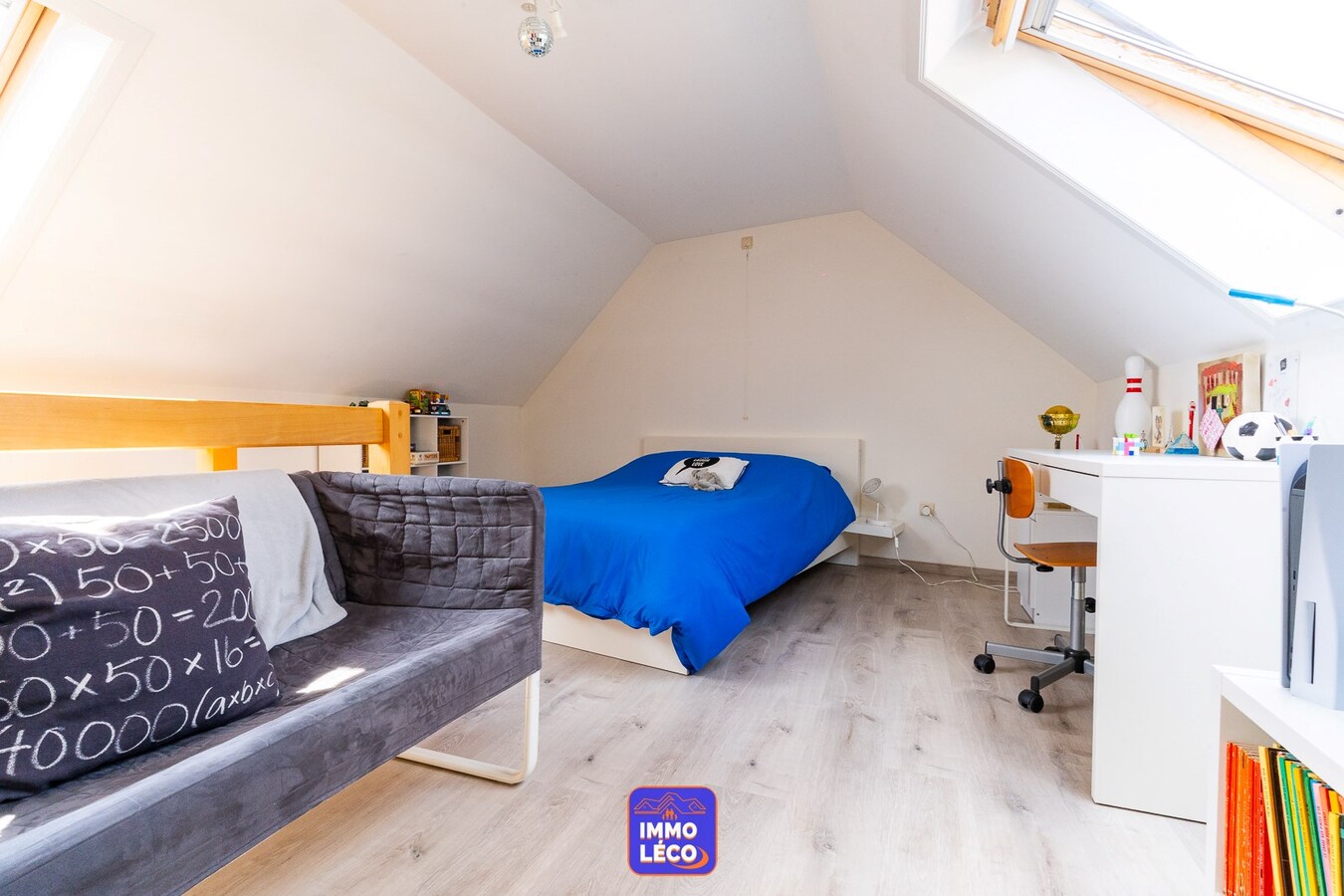 Appartement "Triplex" avec 3 garages, dans le centre du village de Luingne ! 