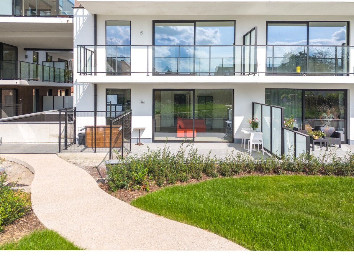 Gelijkvloers nieuwbouwapp. met tuin en garage, centrum Herzele 